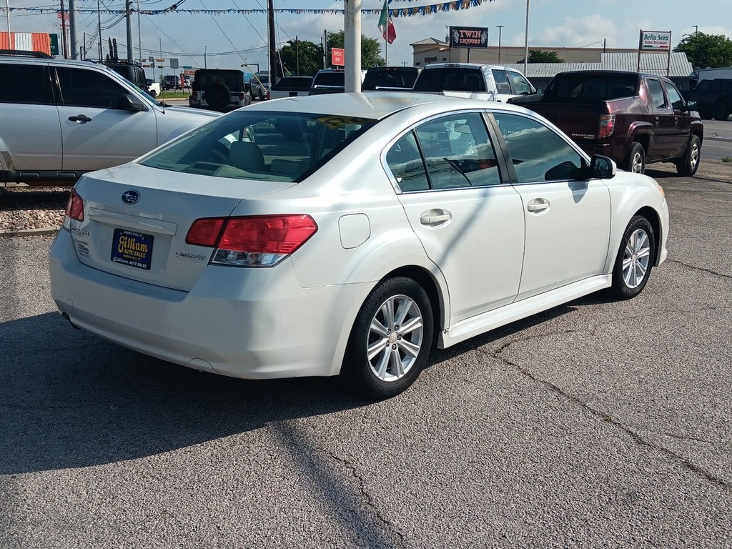 Subaru Legacy Vehicle Full-screen Gallery Image 3