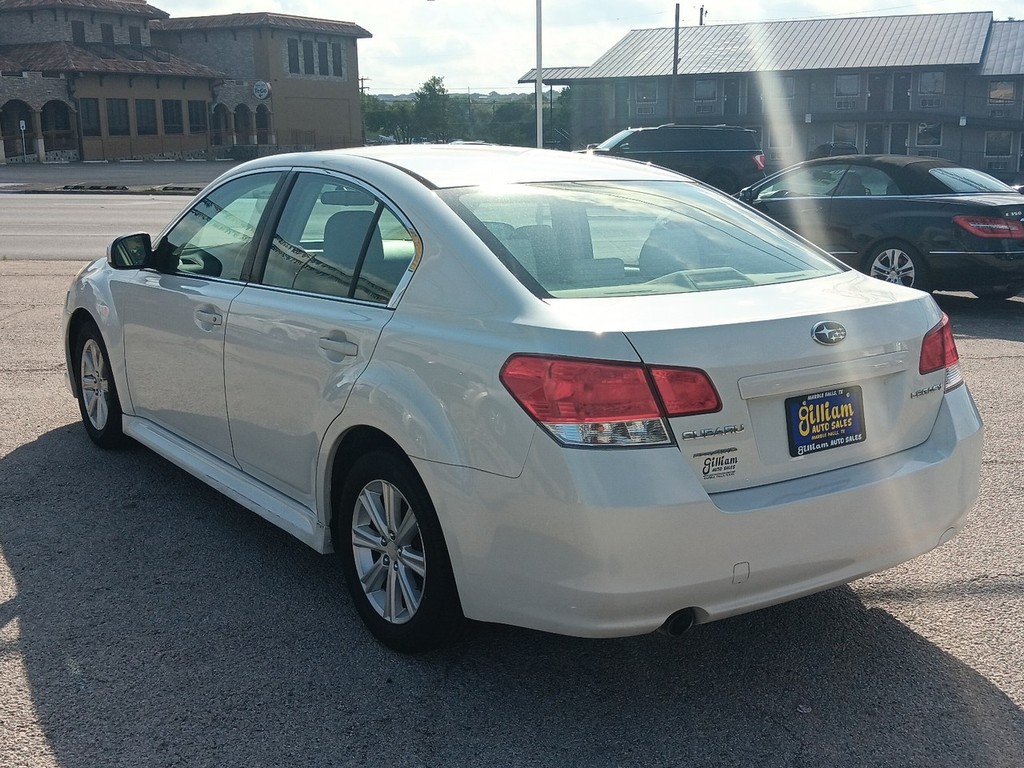 Subaru Legacy Vehicle Full-screen Gallery Image 5