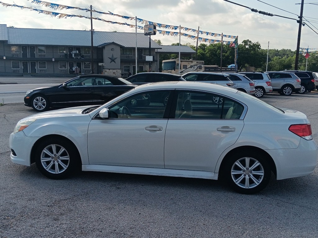 Subaru Legacy Vehicle Full-screen Gallery Image 6