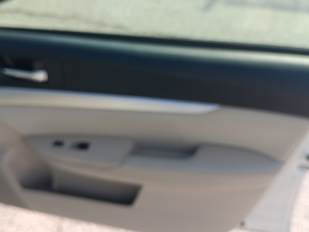 Subaru Legacy Vehicle Full-screen Gallery Image 9