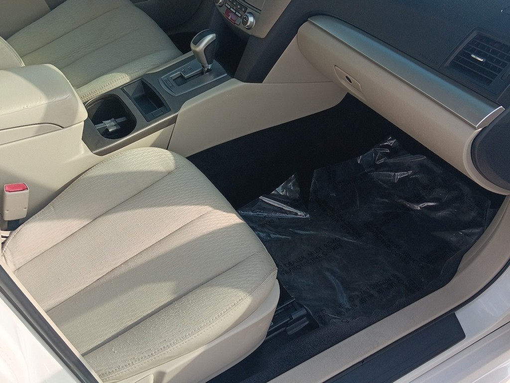 Subaru Legacy Vehicle Full-screen Gallery Image 10