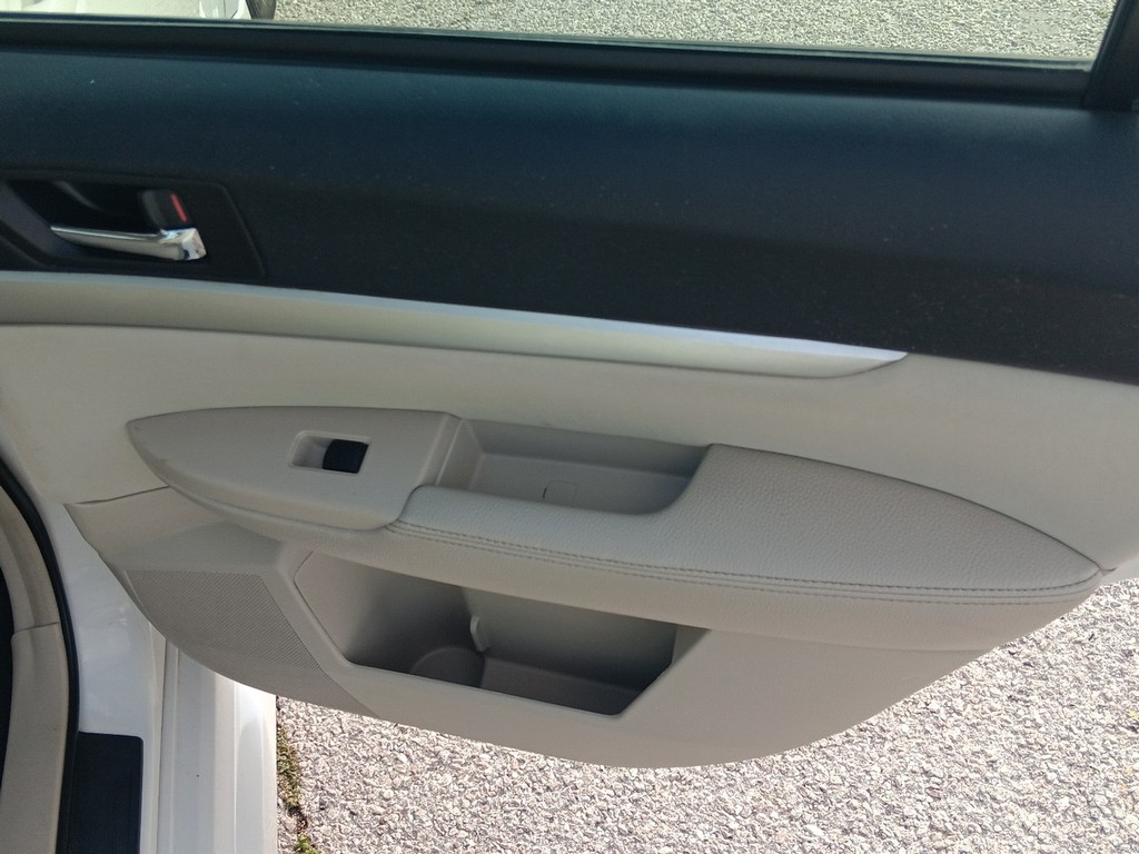 Subaru Legacy Vehicle Full-screen Gallery Image 11