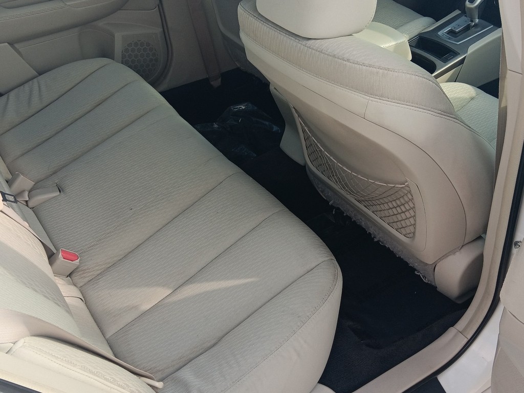 Subaru Legacy Vehicle Full-screen Gallery Image 12