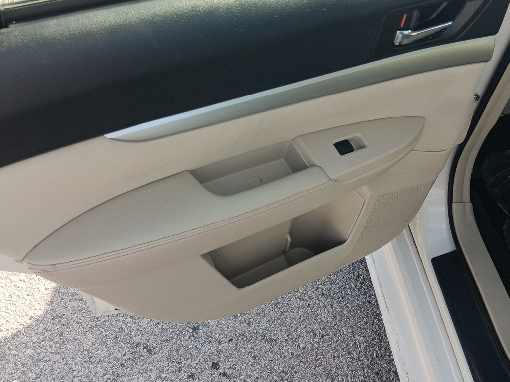 Subaru Legacy Vehicle Full-screen Gallery Image 13