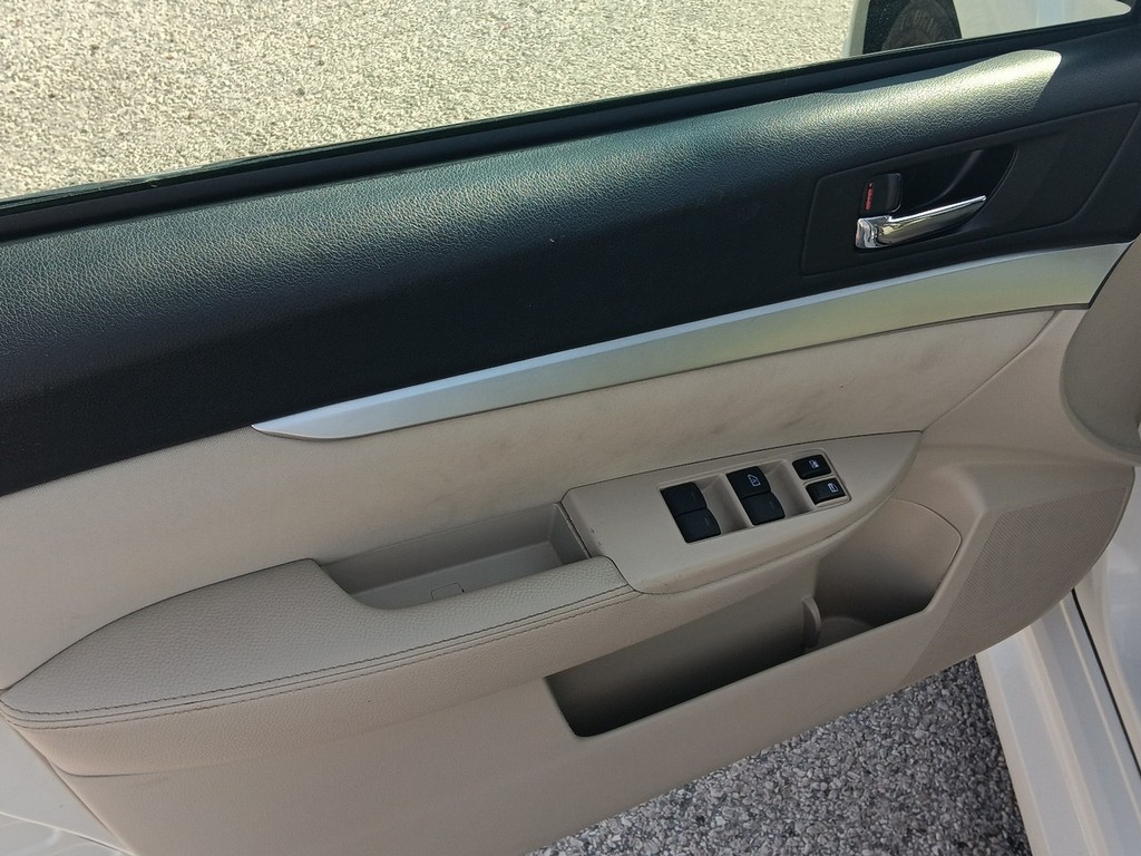 Subaru Legacy Vehicle Full-screen Gallery Image 15