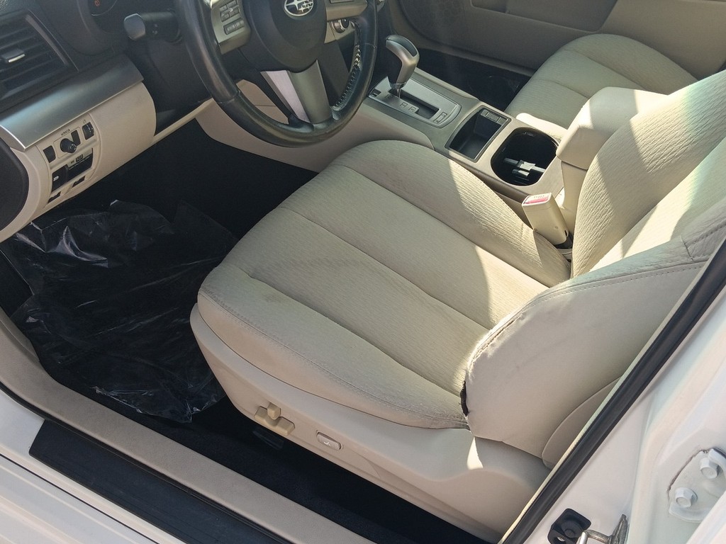 Subaru Legacy Vehicle Full-screen Gallery Image 16