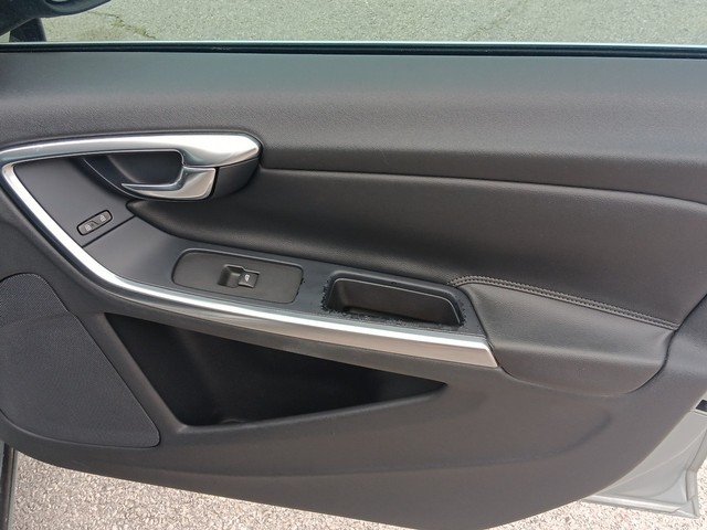 Volvo S60 Vehicle Full-screen Gallery Image 9