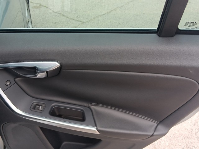 Volvo S60 Vehicle Full-screen Gallery Image 11