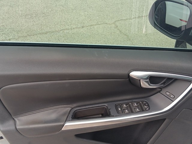 Volvo S60 Vehicle Full-screen Gallery Image 15