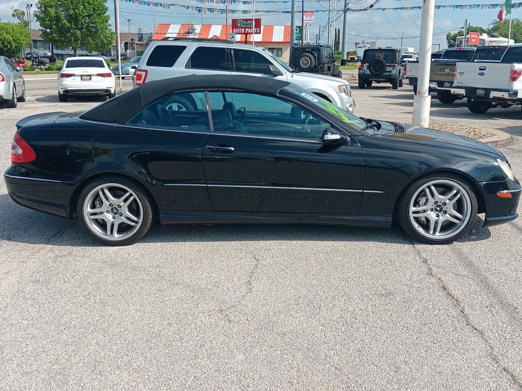 Mercedes-Benz CLK-Class Vehicle Full-screen Gallery Image 2