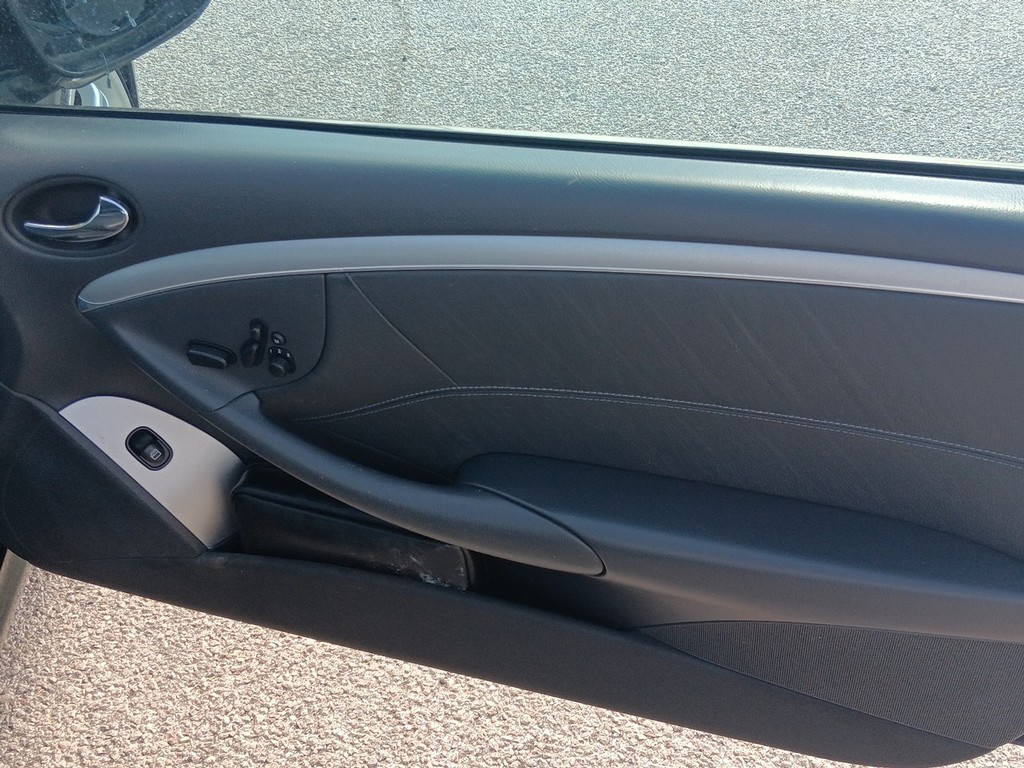 Mercedes-Benz CLK-Class Vehicle Full-screen Gallery Image 9