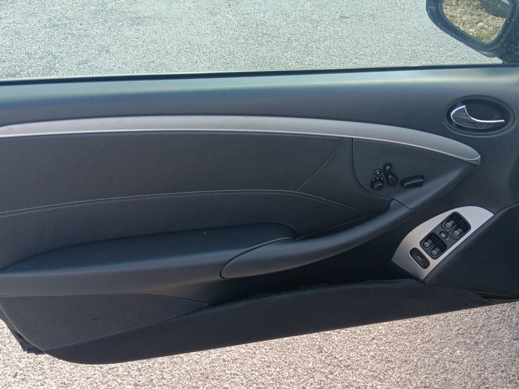 Mercedes-Benz CLK-Class Vehicle Full-screen Gallery Image 11