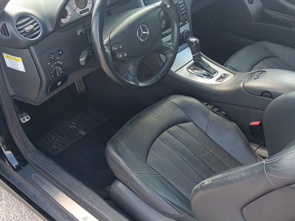 Mercedes-Benz CLK-Class Vehicle Full-screen Gallery Image 12