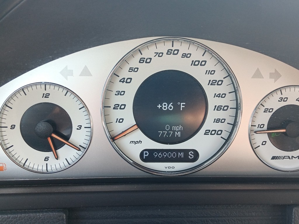 Mercedes-Benz CLK-Class Vehicle Full-screen Gallery Image 13