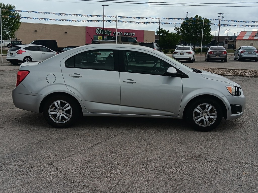 Chevrolet Sonic Vehicle Full-screen Gallery Image 02