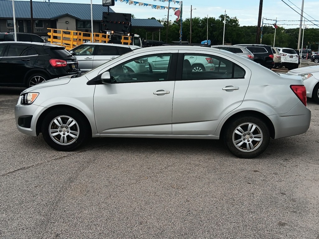 Chevrolet Sonic Vehicle Full-screen Gallery Image 06