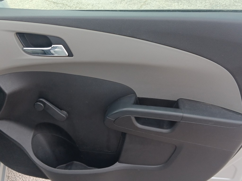 Chevrolet Sonic Vehicle Full-screen Gallery Image 09