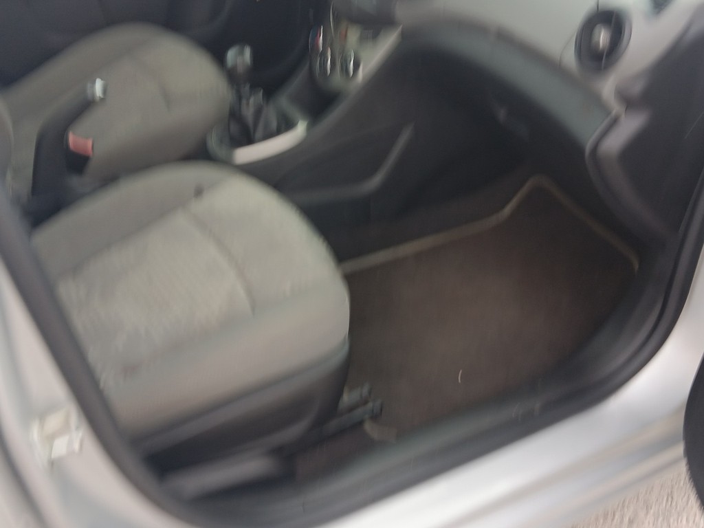 Chevrolet Sonic Vehicle Full-screen Gallery Image 10