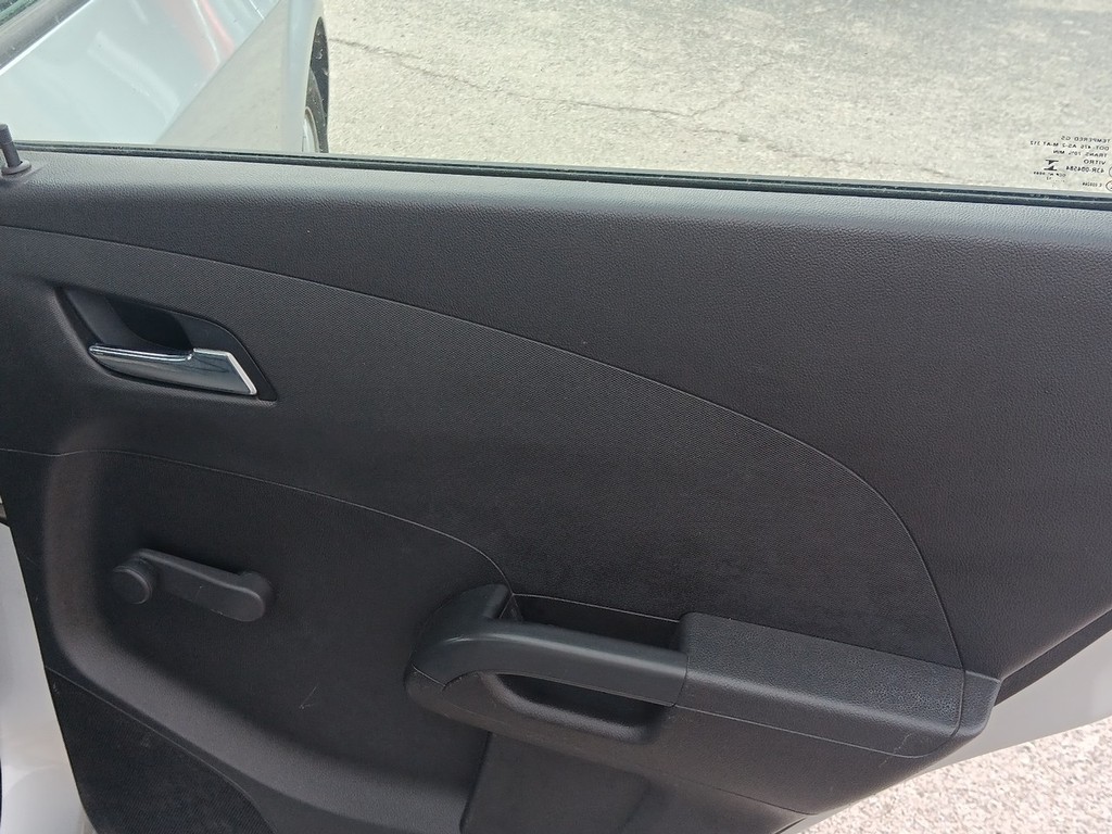 Chevrolet Sonic Vehicle Full-screen Gallery Image 11