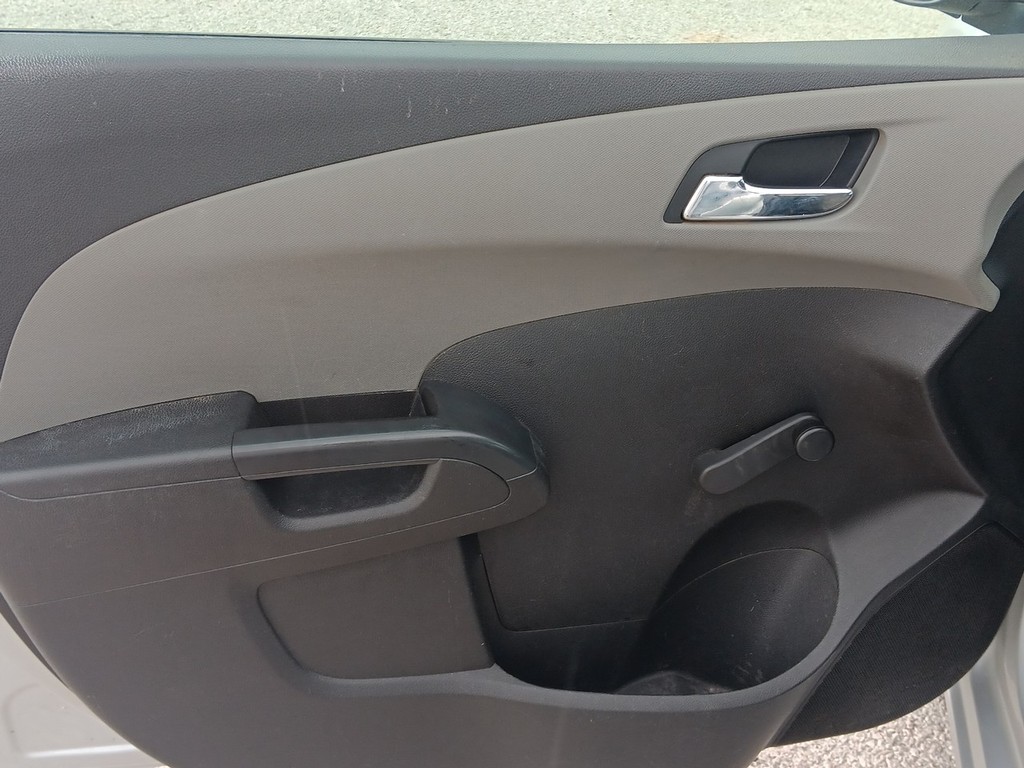 Chevrolet Sonic Vehicle Full-screen Gallery Image 15