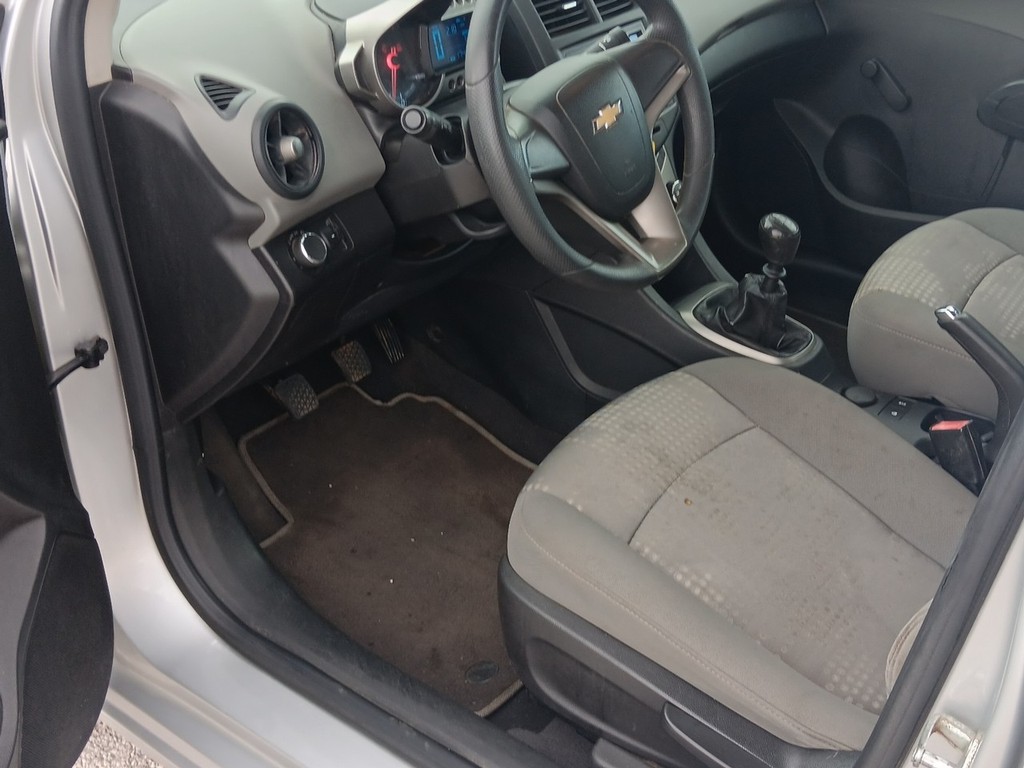 Chevrolet Sonic Vehicle Full-screen Gallery Image 16