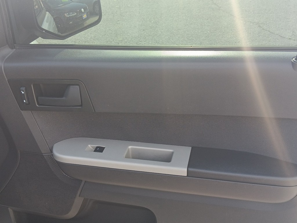 Ford Escape Vehicle Full-screen Gallery Image 10