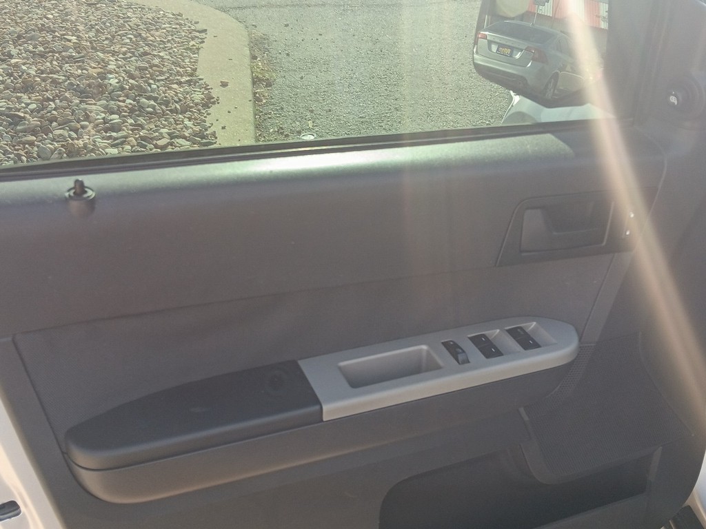 Ford Escape Vehicle Full-screen Gallery Image 16