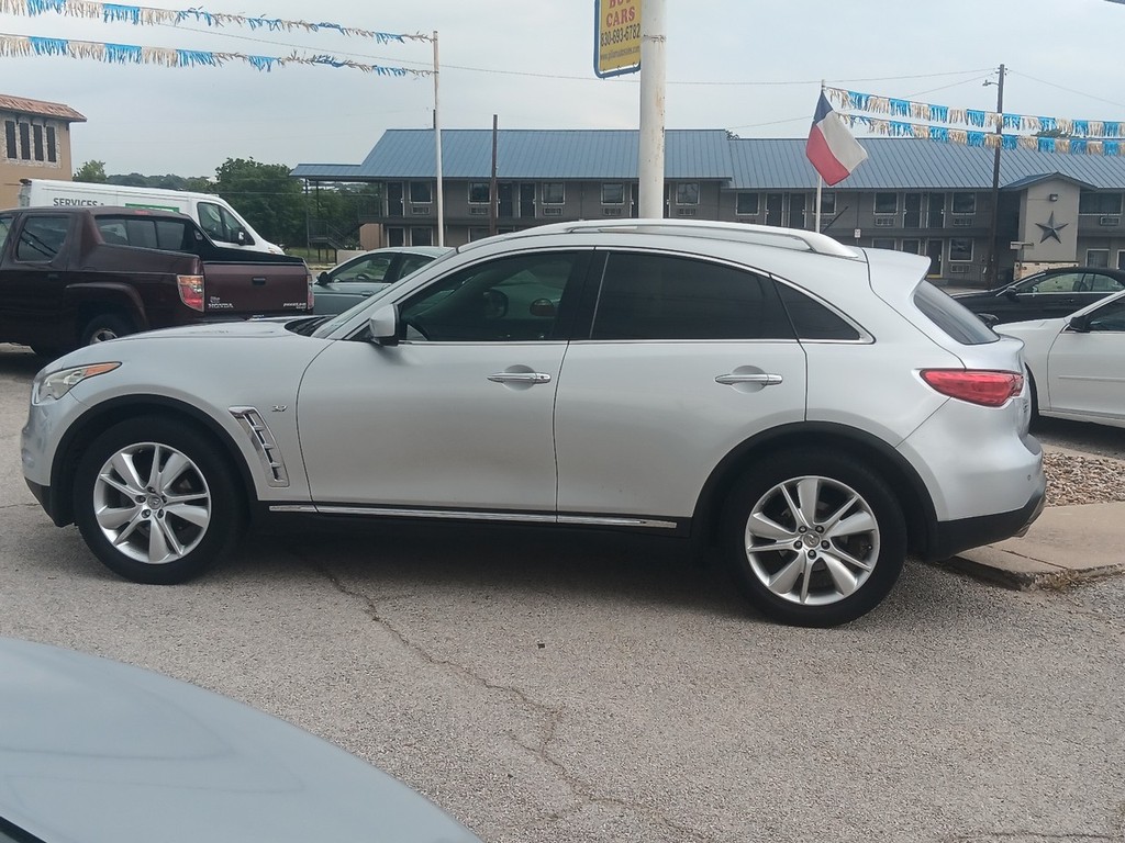 INFINITI QX70 Vehicle Full-screen Gallery Image 5