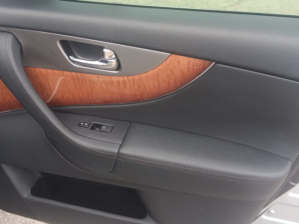 INFINITI QX70 Vehicle Full-screen Gallery Image 8