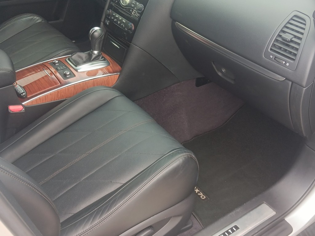INFINITI QX70 Vehicle Full-screen Gallery Image 9