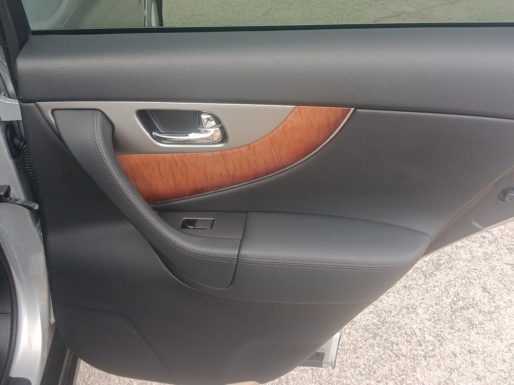 INFINITI QX70 Vehicle Full-screen Gallery Image 10