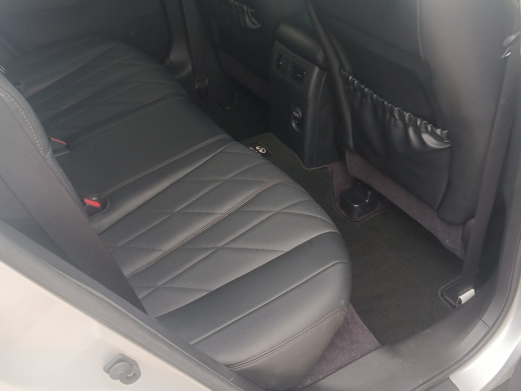 INFINITI QX70 Vehicle Full-screen Gallery Image 11