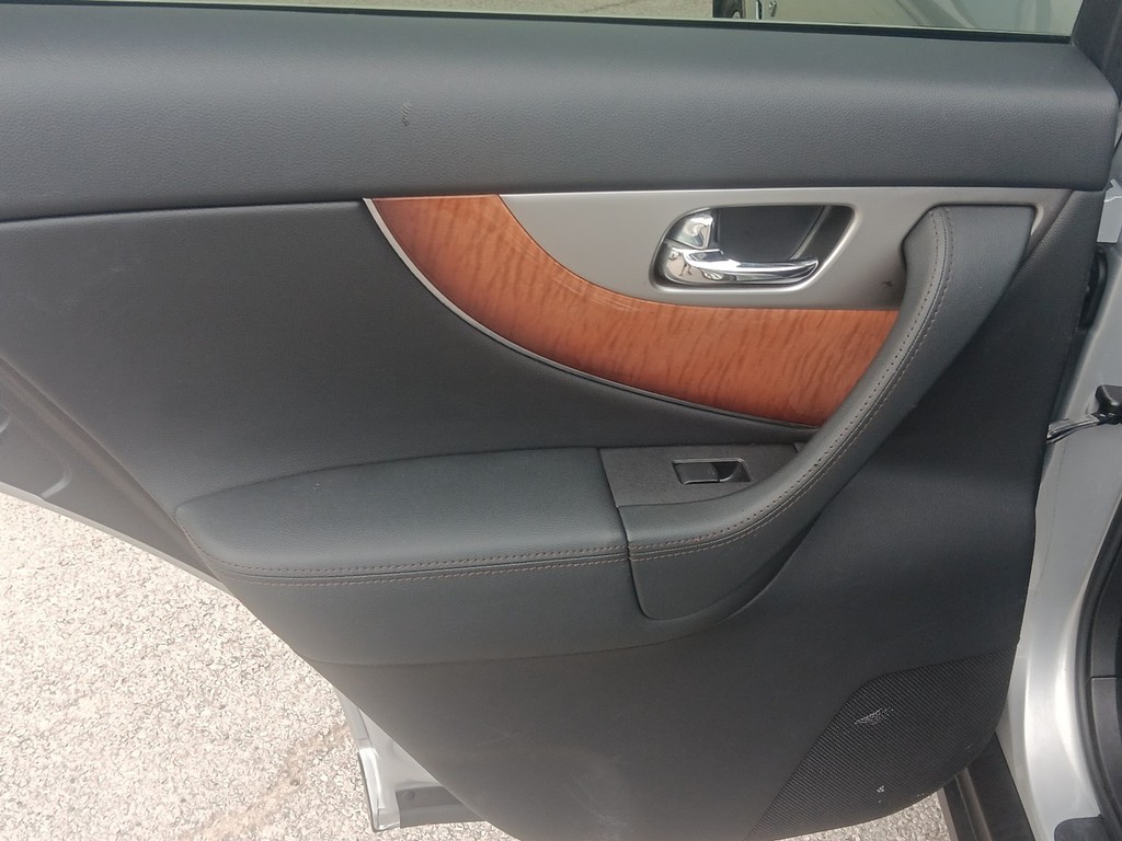 INFINITI QX70 Vehicle Full-screen Gallery Image 12
