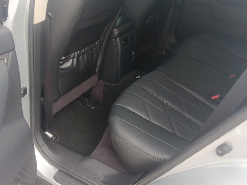INFINITI QX70 Vehicle Full-screen Gallery Image 13