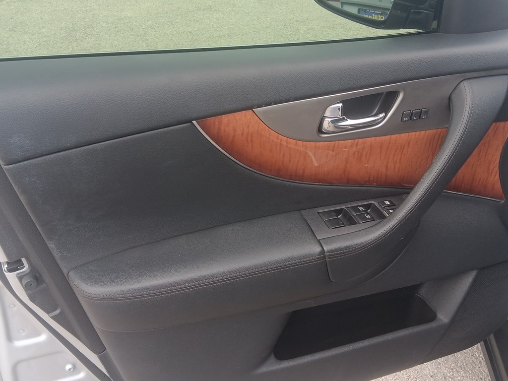INFINITI QX70 Vehicle Full-screen Gallery Image 14