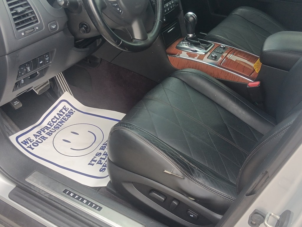 INFINITI QX70 Vehicle Full-screen Gallery Image 15