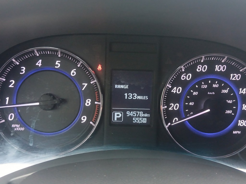 INFINITI QX70 Vehicle Full-screen Gallery Image 17