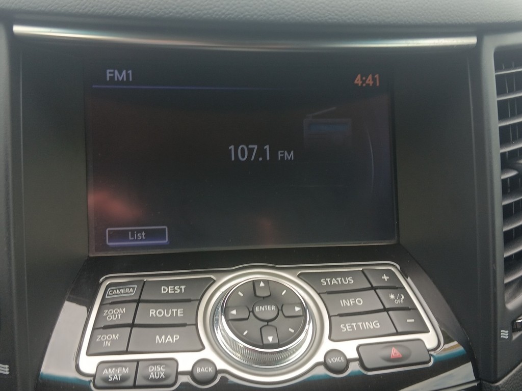 INFINITI QX70 Vehicle Full-screen Gallery Image 18
