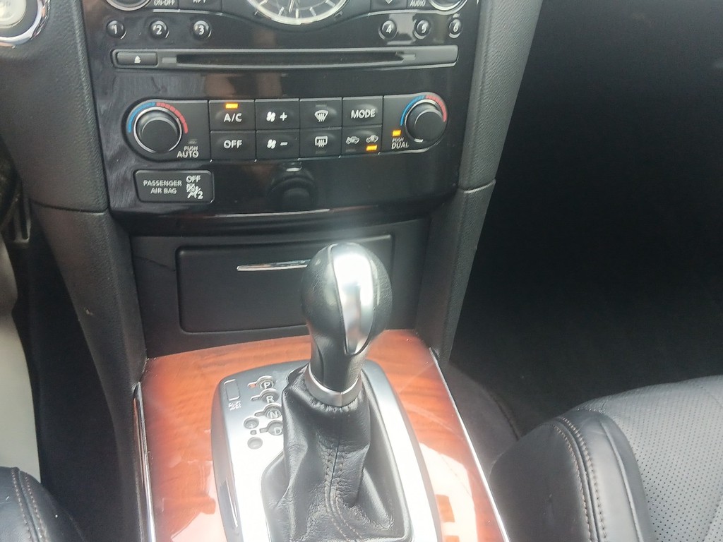 INFINITI QX70 Vehicle Full-screen Gallery Image 19
