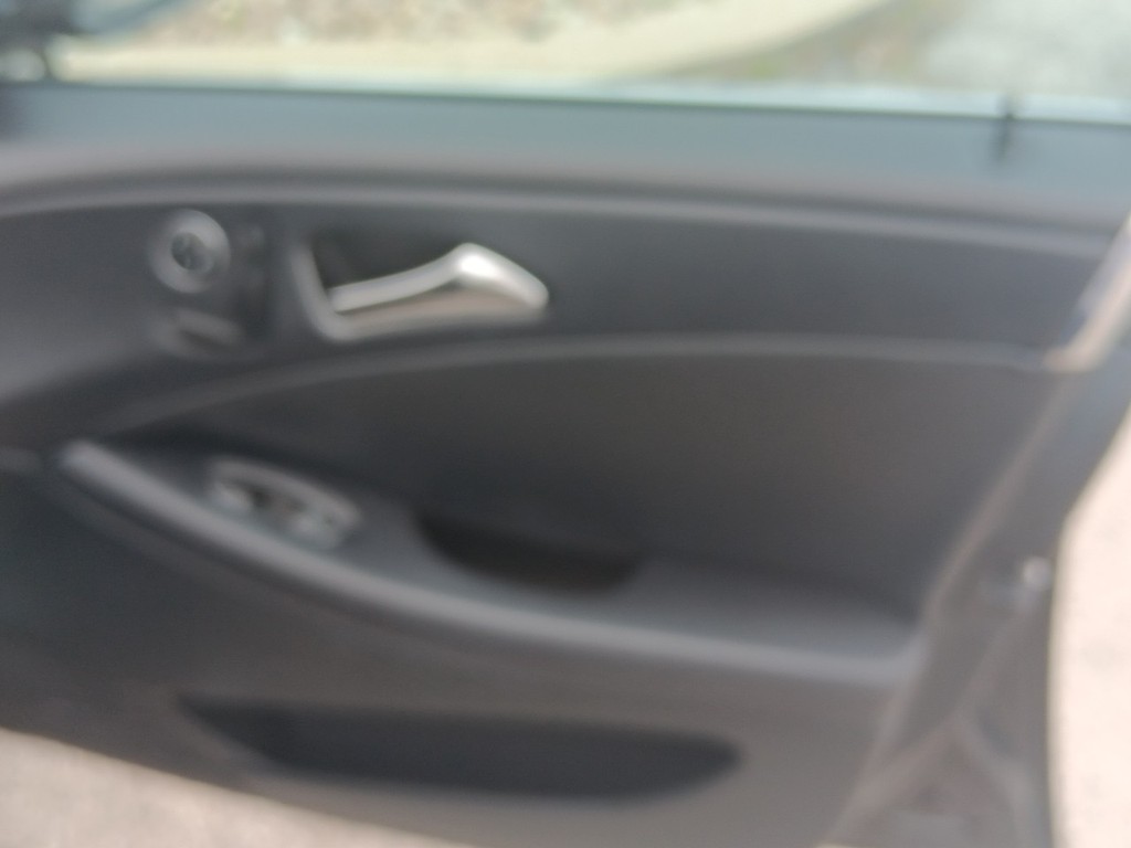Mercedes-Benz CLS-Class Vehicle Full-screen Gallery Image 09