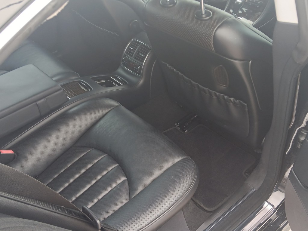 Mercedes-Benz CLS-Class Vehicle Full-screen Gallery Image 12