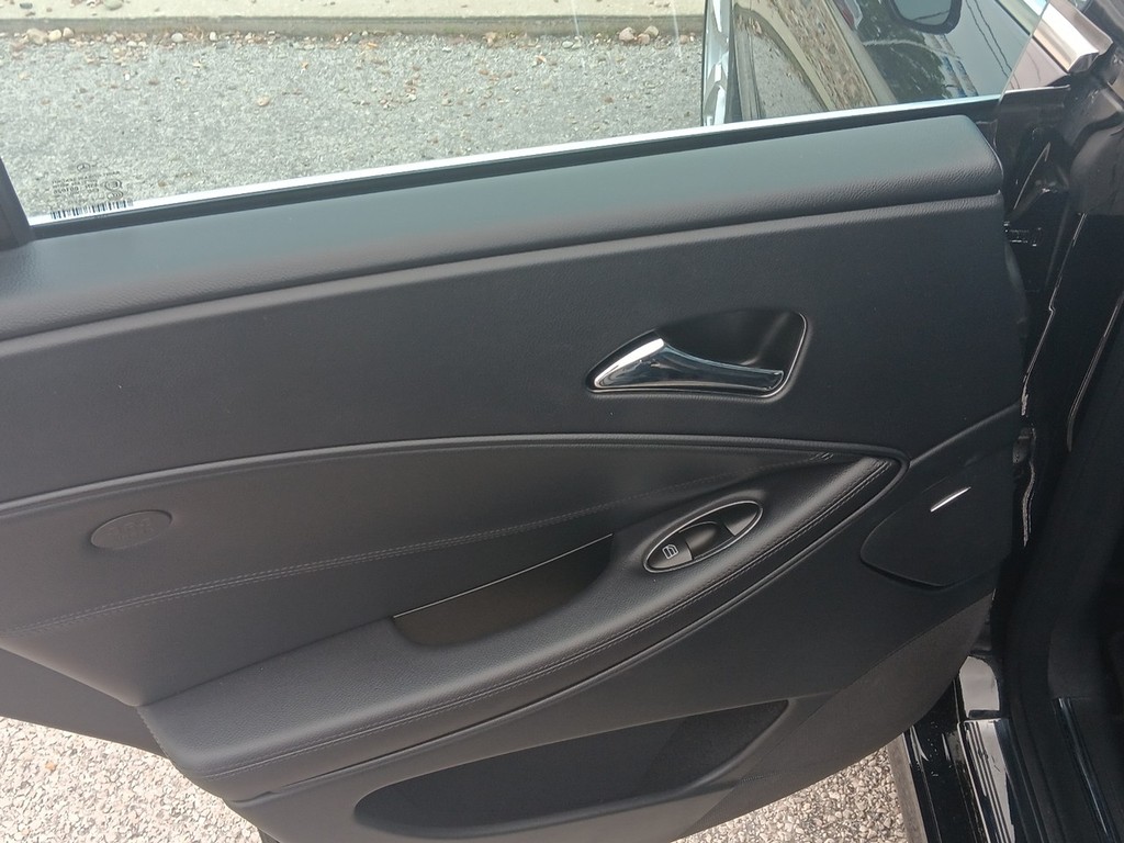 Mercedes-Benz CLS-Class Vehicle Full-screen Gallery Image 13