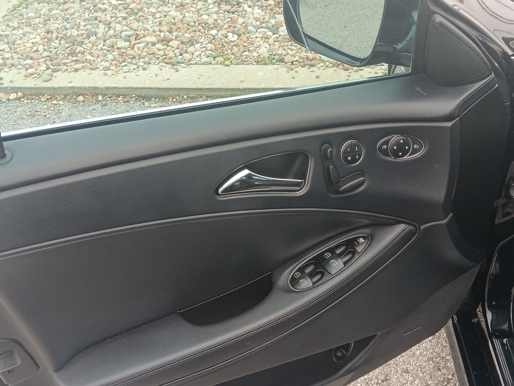 Mercedes-Benz CLS-Class Vehicle Full-screen Gallery Image 16