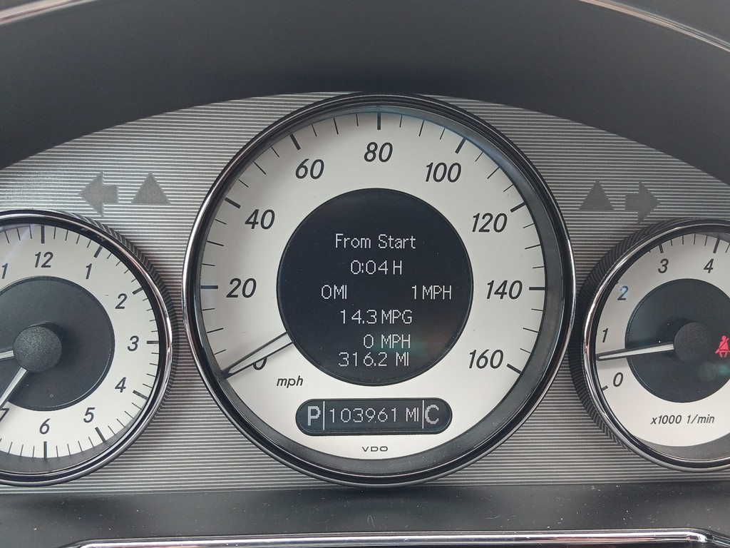 Mercedes-Benz CLS-Class Vehicle Full-screen Gallery Image 19
