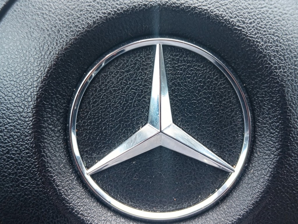 Mercedes-Benz CLS-Class Vehicle Full-screen Gallery Image 23