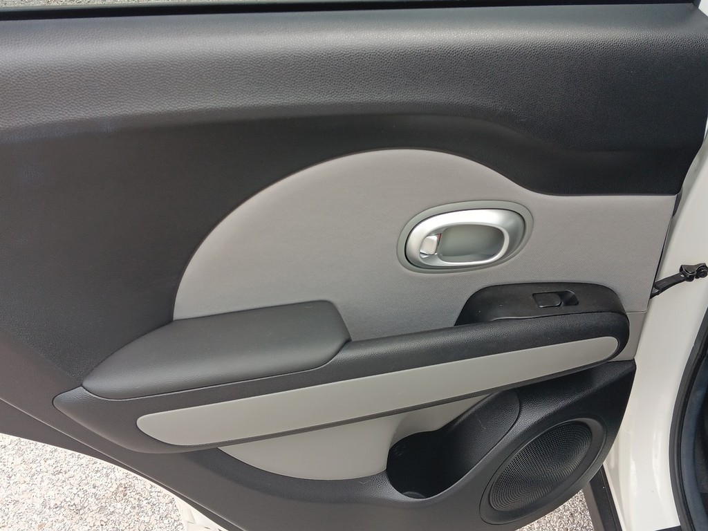 Kia Soul Vehicle Full-screen Gallery Image 12