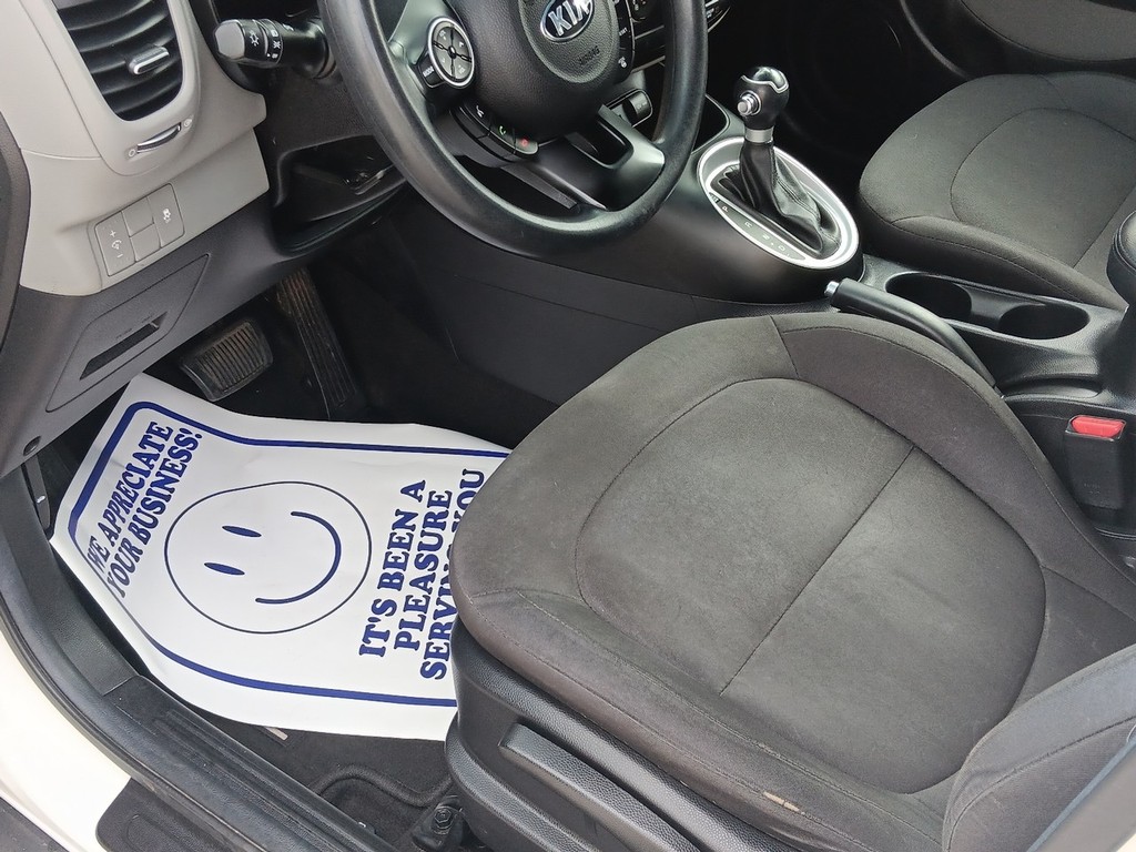 Kia Soul Vehicle Full-screen Gallery Image 15