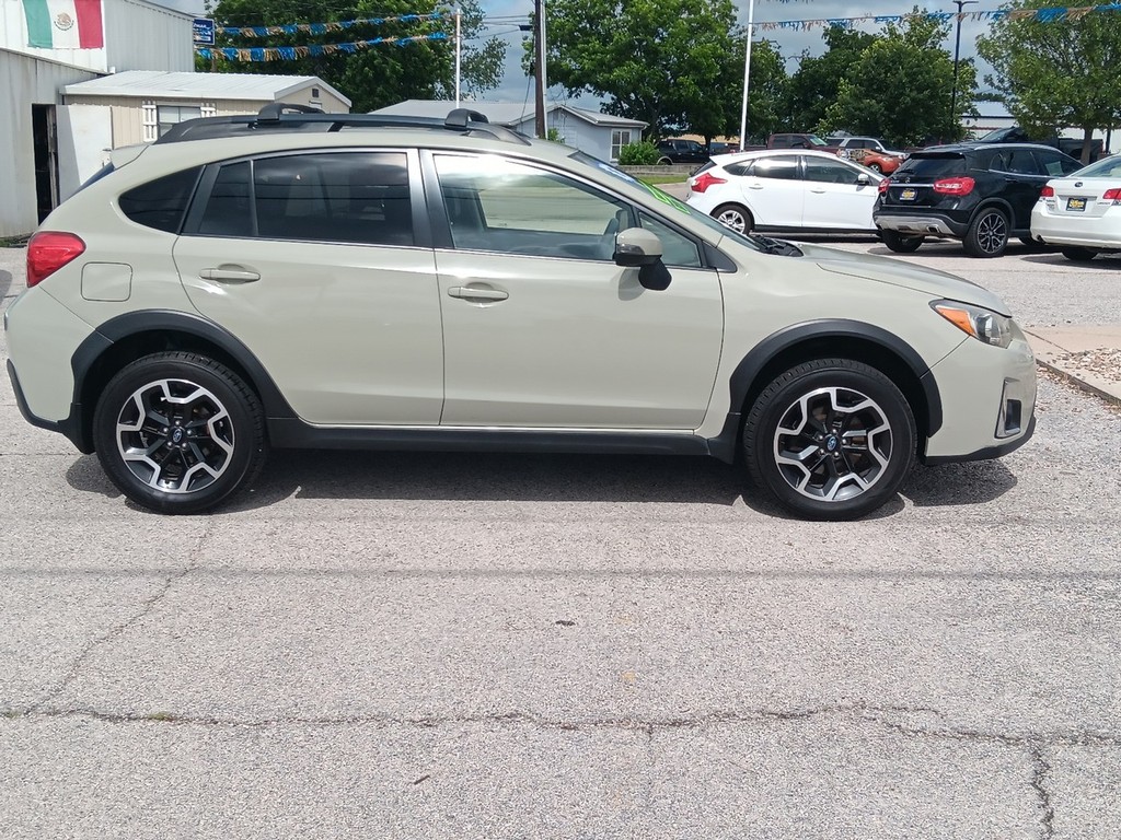 Subaru Crosstrek Vehicle Full-screen Gallery Image 2