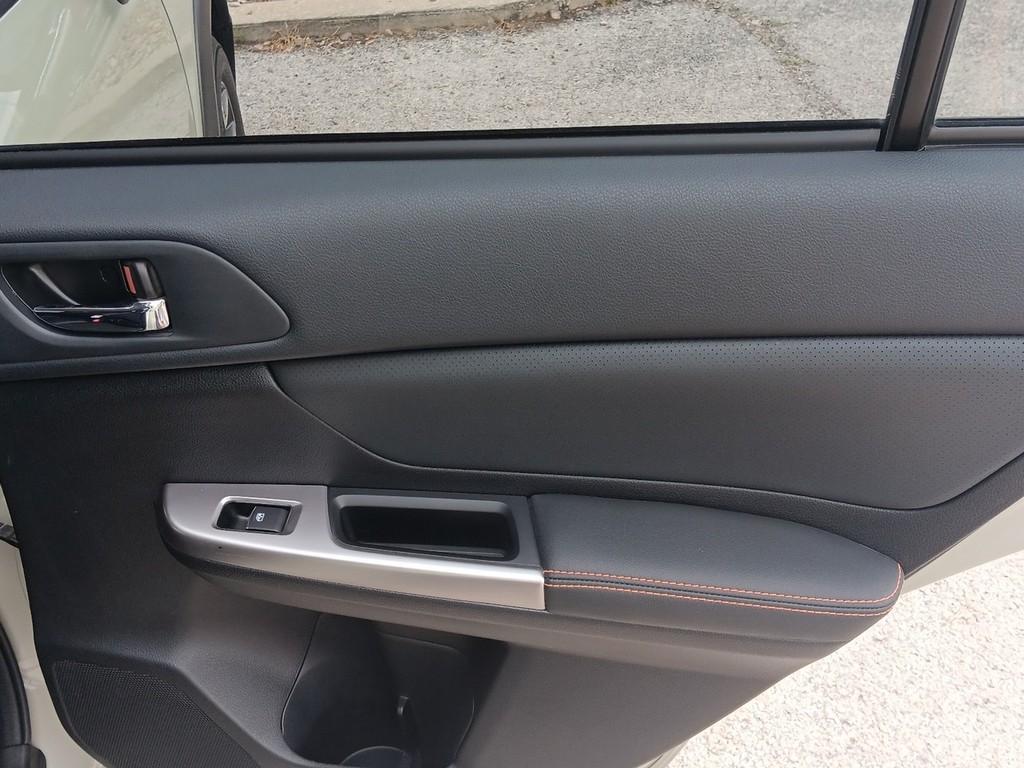 Subaru Crosstrek Vehicle Full-screen Gallery Image 12