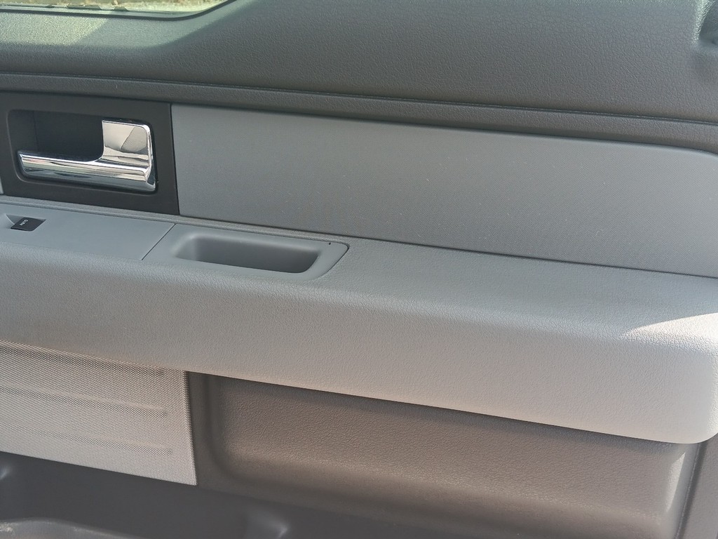 Ford F-150 Vehicle Full-screen Gallery Image 09